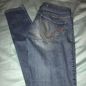 hollister low waisted light wash denim jeans
